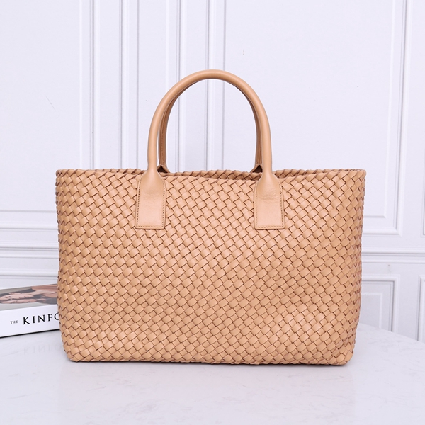 ボッテガヴェネタバッグ背面デザイン